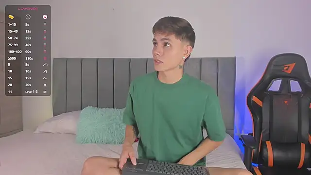 Snapshot of DustinLevine chatting on December 4, 2025, 1:15 am DustinLevine online show from December 4, 2025, 1:15 am