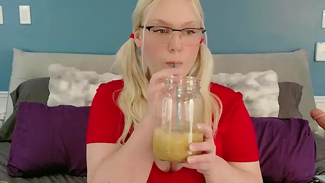Snapshot of SaraBearXo chatting on June 6, 2026, 1:05 pm SaraBearXo online show from June 6, 2026, 1:05 pm