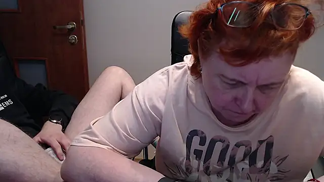 Snapshot of JoannaAndNeighbour chatting on March 2, 2025, 11:18 am JoannaAndNeighbour online show from March 2, 2025, 11:18 am