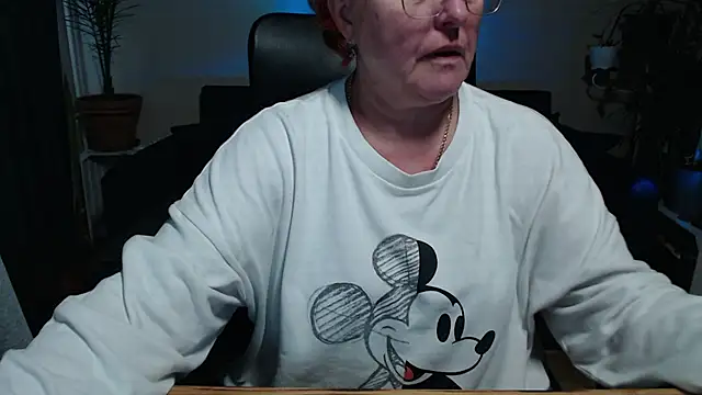 Snapshot of JoannaAndNeighbour chatting on October 18, 2025, 10:16 am JoannaAndNeighbour online show from October 18, 2025, 10:16 am