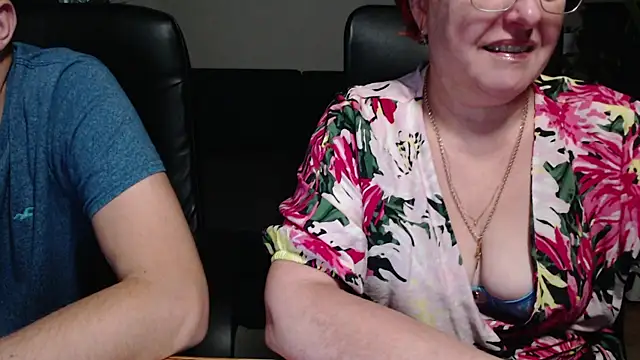 Snapshot of JoannaAndNeighbour chatting on October 28, 2025, 9:35 am JoannaAndNeighbour online show from October 28, 2025, 9:35 am