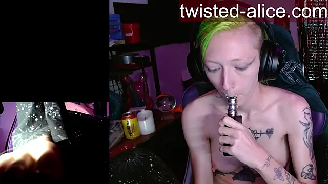alicewonder09 online show from April 28, 2026, 7:30 pm