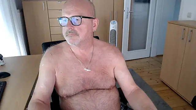 Snapshot of V2_Rotate chatting on July 13, 2026, 10:18 am V2 Rotate online show from July 13, 2026, 10:18 am