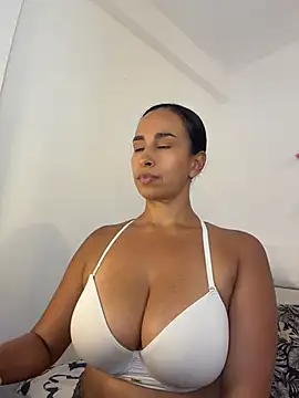 Snapshot of ThaliaGomex chatting on June 22, 2026, 10:29 pm ThaliaGomex online show from June 22, 2026, 10:29 pm
