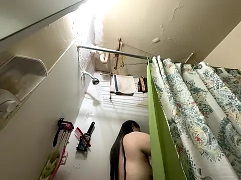 Snapshot of Snowbunnycake_131 chatting on November 29, 2025, 1:36 pm Snowbunnycake 131 online show from November 29, 2025, 1:36 pm