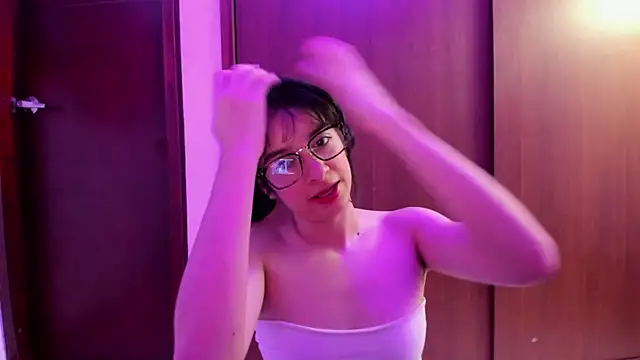 Snapshot of _Lunnaa_ chatting on December 30, 2024, 5:04 am Lunnaa online show from December 30, 2024, 5:04 am