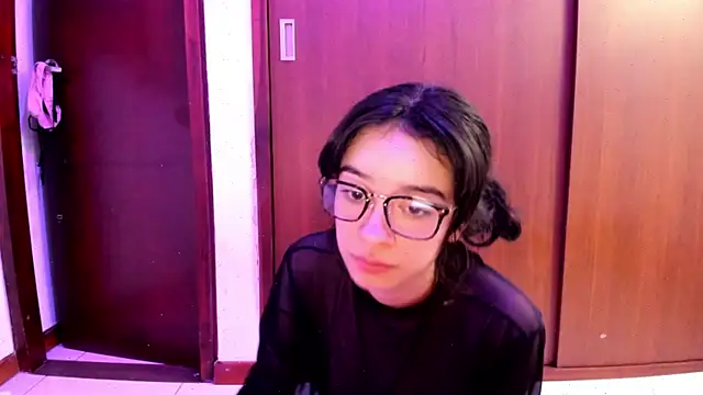 Snapshot of _Lunnaa_ chatting on February 2, 2025, 5:21 am Lunnaa online show from February 2, 2025, 5:21 am