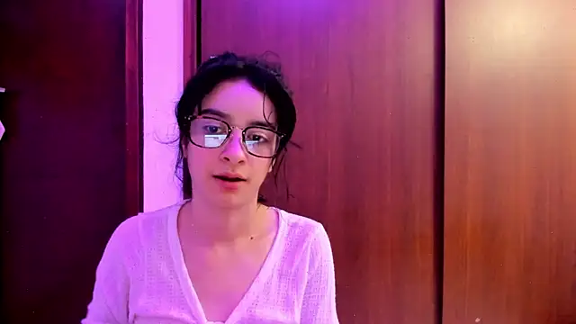 Snapshot of _Lunnaa_ chatting on February 3, 2025, 4:25 am Lunnaa online show from February 3, 2025, 4:25 am
