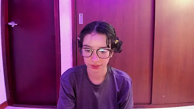 Snapshot of _Lunnaa_ chatting on February 24, 2025, 1:46 am Lunnaa online show from February 24, 2025, 1:46 am