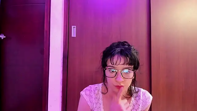 Snapshot of _Lunnaa_ chatting on March 15, 2025, 4:13 am Lunnaa online show from March 15, 2025, 4:13 am