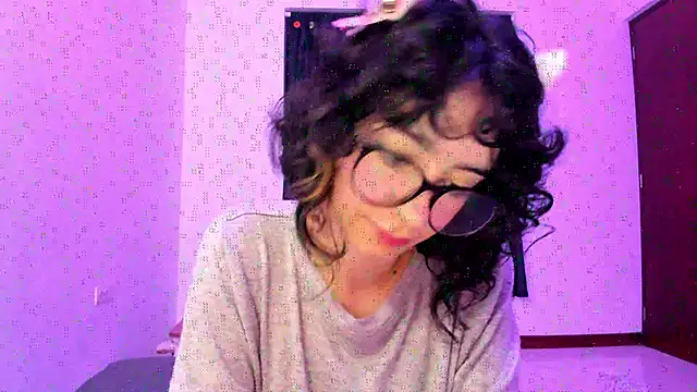 Snapshot of _Lunnaa_ chatting on November 15, 2025, 11:10 pm Lunnaa online show from November 15, 2025, 11:10 pm