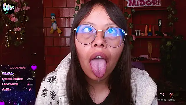 Snapshot of MidoriQuiinn chatting on November 12, 2025, 2:50 pm MidoriQuiinn online show from November 12, 2025, 2:50 pm