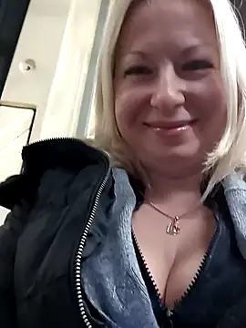 Snapshot of Arina_smiles chatting on December 8, 2024, 1:47 pm Arina smiles online show from December 8, 2024, 1:47 pm