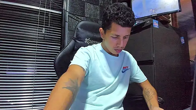 boy bigcock24cm online show from June 25, 2026, 11:20 pm