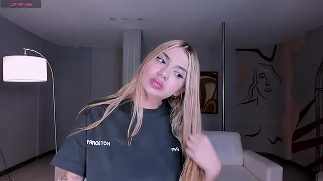 NiaHolland online show from September 8, 2025, 6:29 pm