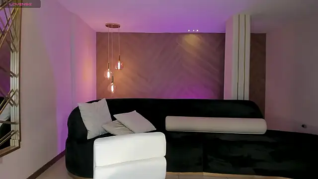 NiaHolland online show from February 9, 2026, 6:34 pm