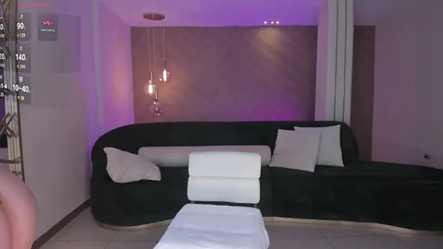 NiaHolland online show from February 12, 2026, 6:03 pm