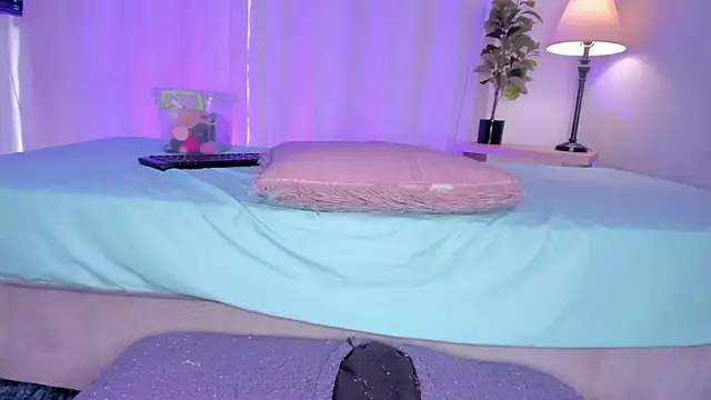 Snapshot of hot_booty_ chatting on February 15, 2025, 8:33 pm hot booty online show from February 15, 2025, 8:33 pm