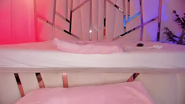 hot booty  online show from June 18, 2026, 9:52 pm