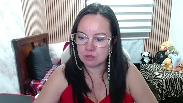 Sonialorens  online show from May 1, 2026, 11:09 pm