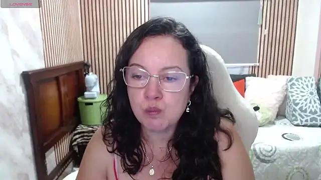 Sonialorens  online show from May 26, 2026, 4:36 pm