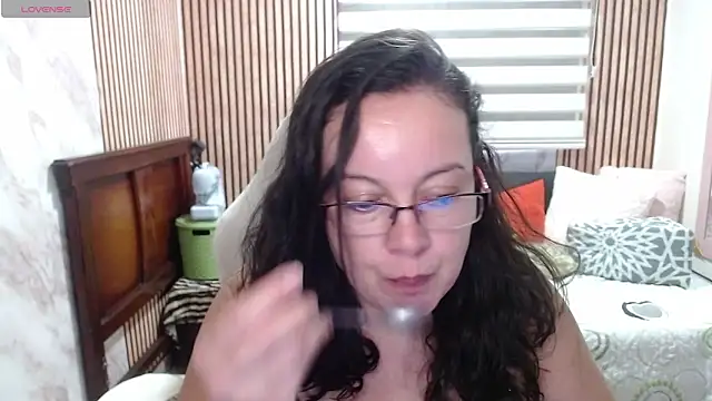 Sonialorens  online show from June 3, 2026, 4:56 pm