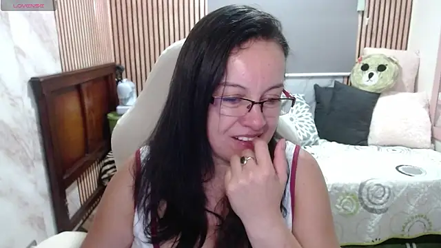 Sonialorens  online show from June 6, 2026, 9:19 pm