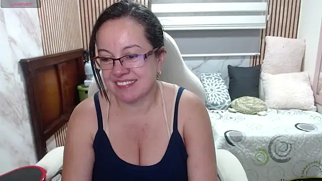 Sonialorens  online show from June 7, 2026, 11:08 pm