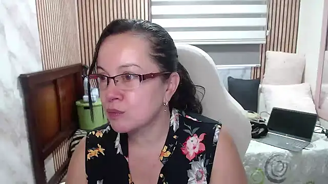 Sonialorens  online show from June 9, 2026, 8:20 pm