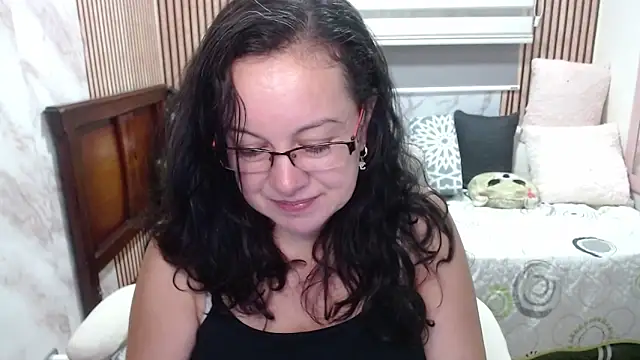 Sonialorens  online show from June 10, 2026, 3:55 pm