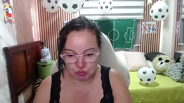 Sonialorens  online show from June 11, 2026, 9:46 pm
