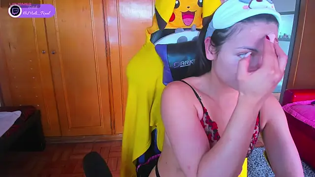 Snapshot of Meli_Pixel chatting on October 15, 2025, 5:35 pm Meli Pixel online show from October 15, 2025, 5:35 pm