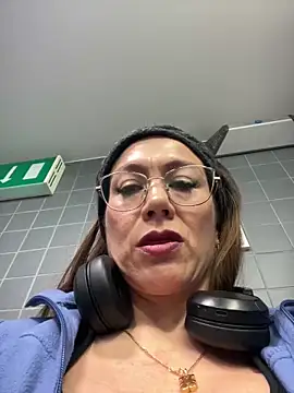 Snapshot of angelitasexy81 chatting on March 16, 2025, 9:05 am angelitasexy81 online show from March 16, 2025, 9:05 am