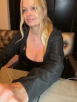 Lisavontease online show from October 18, 2025, 10:43 pm