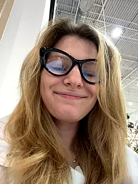 Snapshot of MaryHiggins chatting on November 6, 2025, 1:34 pm MaryHiggins online show from November 6, 2025, 1:34 pm