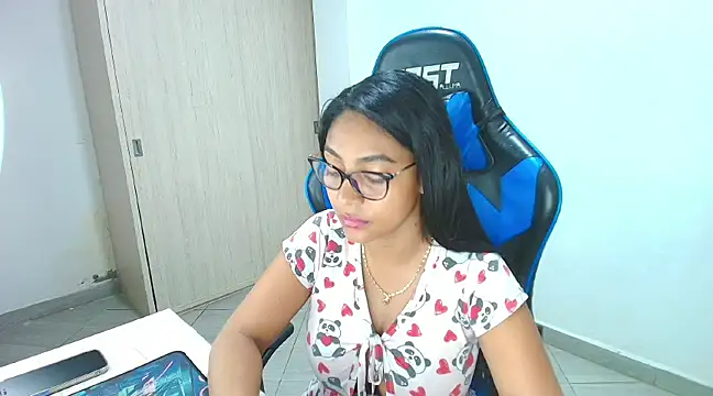 sophiax-x online show from February 8, 2025, 12:39 pm