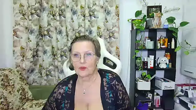 Snapshot of Selenna57 chatting on January 6, 2025, 7:02 pm Selenna57 online show from January 6, 2025, 7:02 pm