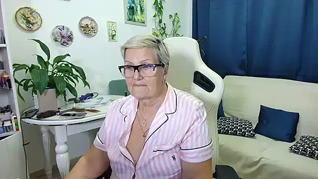 Snapshot of Selenna57 chatting on December 19, 2025, 7:10 pm Selenna57 online show from December 19, 2025, 7:10 pm