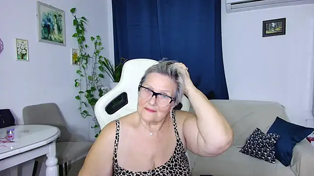 Snapshot of Selenna57 chatting on February 2, 2026, 6:17 pm Selenna57 online show from February 2, 2026, 6:17 pm