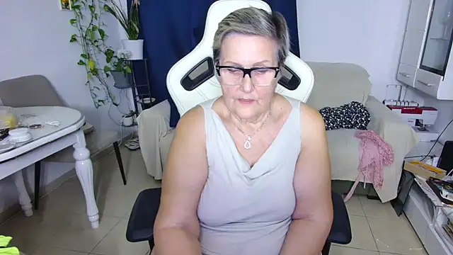 Snapshot of Selenna57 chatting on April 3, 2026, 5:11 pm Selenna57 online show from April 3, 2026, 5:11 pm