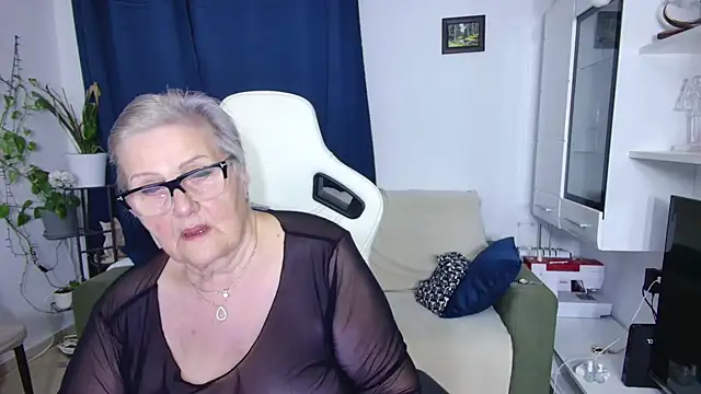 Snapshot of Selenna57 chatting on April 18, 2026, 5:17 pm Selenna57 online show from April 18, 2026, 5:17 pm