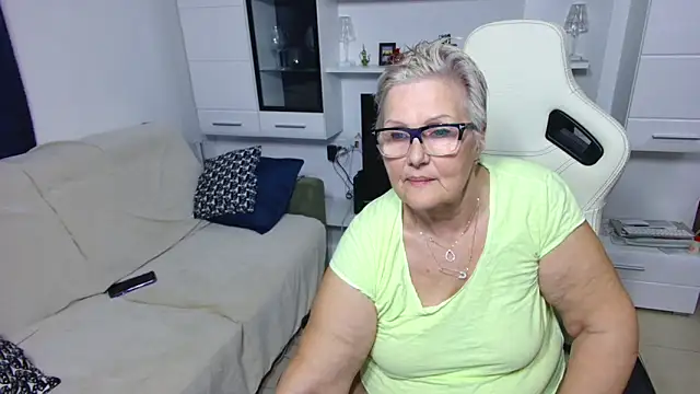 Snapshot of Selenna57 chatting on April 19, 2026, 5:01 pm Selenna57 online show from April 19, 2026, 5:01 pm