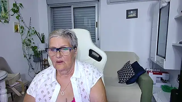 Snapshot of Selenna57 chatting on May 26, 2026, 5:20 pm Selenna57 online show from May 26, 2026, 5:20 pm