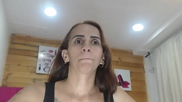 Snapshot of Amber_Moore chatting on October 16, 2025, 11:50 pm Amber Moore online show from October 16, 2025, 11:50 pm