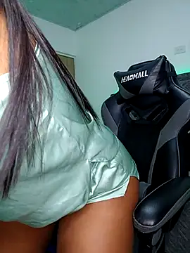 Snapshot of nashiira_ chatting on February 3, 2026, 11:43 pm nashiira online show from February 3, 2026, 11:43 pm