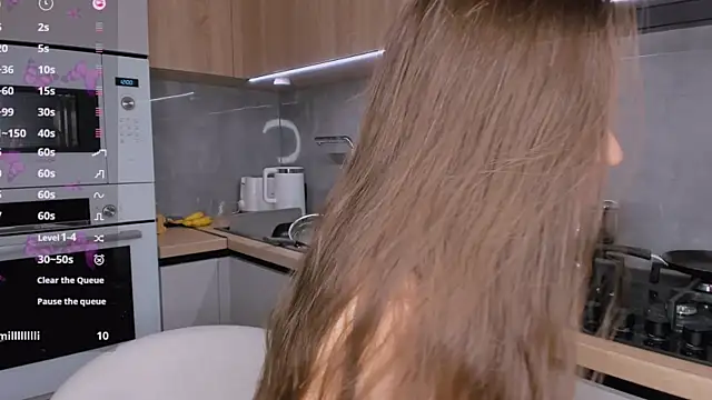 Snapshot of BondGirll chatting on December 3, 2024, 5:23 pm BondGirll online show from December 3, 2024, 5:23 pm