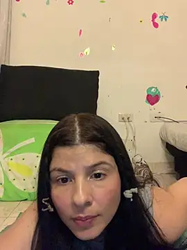 Estefani 32 online show from April 27, 2026, 7:01 pm