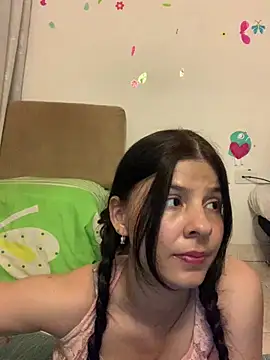 Estefani 32 online show from April 28, 2026, 6:57 pm