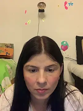 Estefani 32 online show from May 1, 2026, 12:37 am
