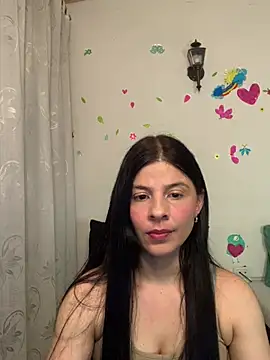 Estefani 32 online show from May 4, 2026, 8:05 pm